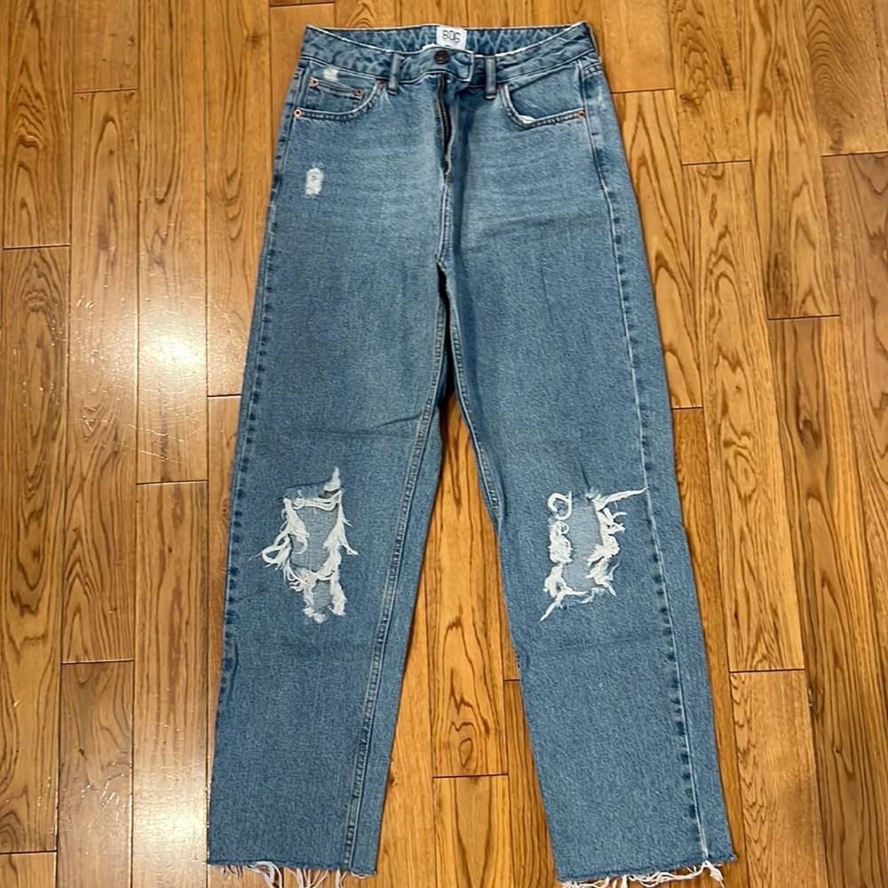 BDG high waisted distressed straight leg jeans. Size 28